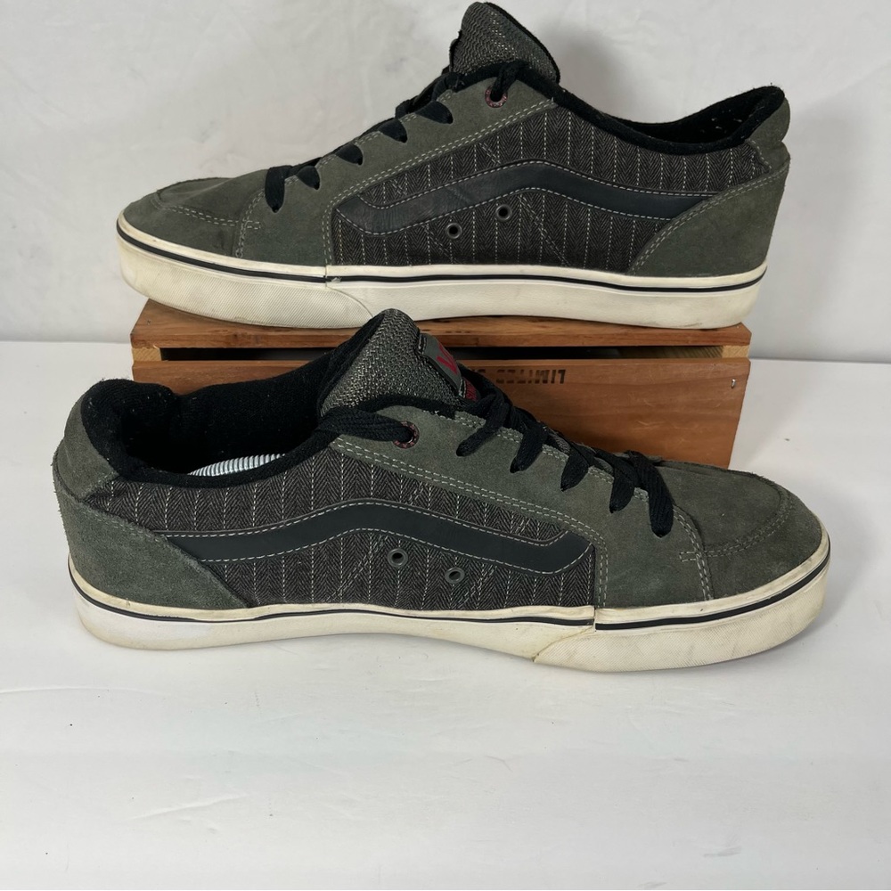 Vans Men’s Gray Suede Low Cut Sneakers Size 13